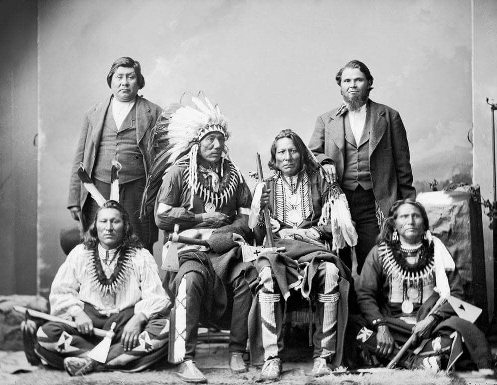 Один из коренных народов сша. Индейцы Сиу. Индейцы Северной Америки Сиу. Гуроны Делавары. Племя Сиу индейцы.
